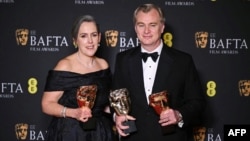"Oppenheimer" filmi, en iyi film ve yönetmen dahil 7 ödülün sahibi oldu. Filmin İngiliz yönetmeni Christopher Nolan (sağda) ve prodüktörü Emma Thomas (solda). 